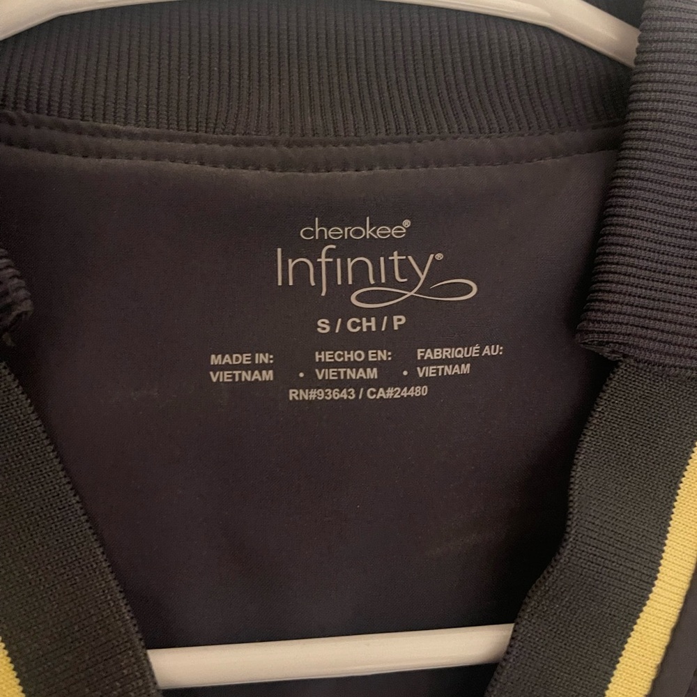Cherokee Infinity Scrub Top - Picture 3 of 3